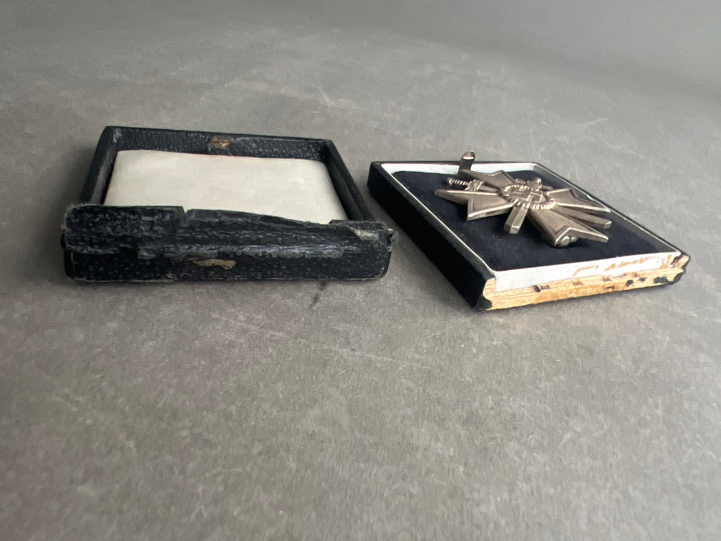 WW2 Tysk Kriegsverdienstkreuz 1. Klasse i Æske. Fremstiller L/11. Original.