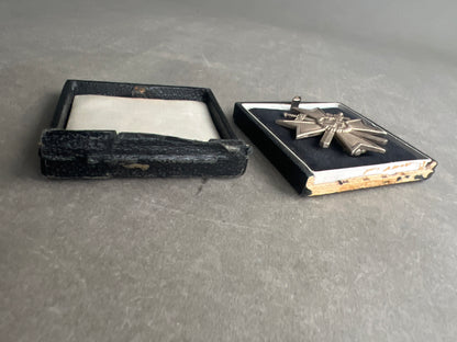 WW2 Tysk Kriegsverdienstkreuz 1. Klasse i Æske. Fremstiller L/11. Original.