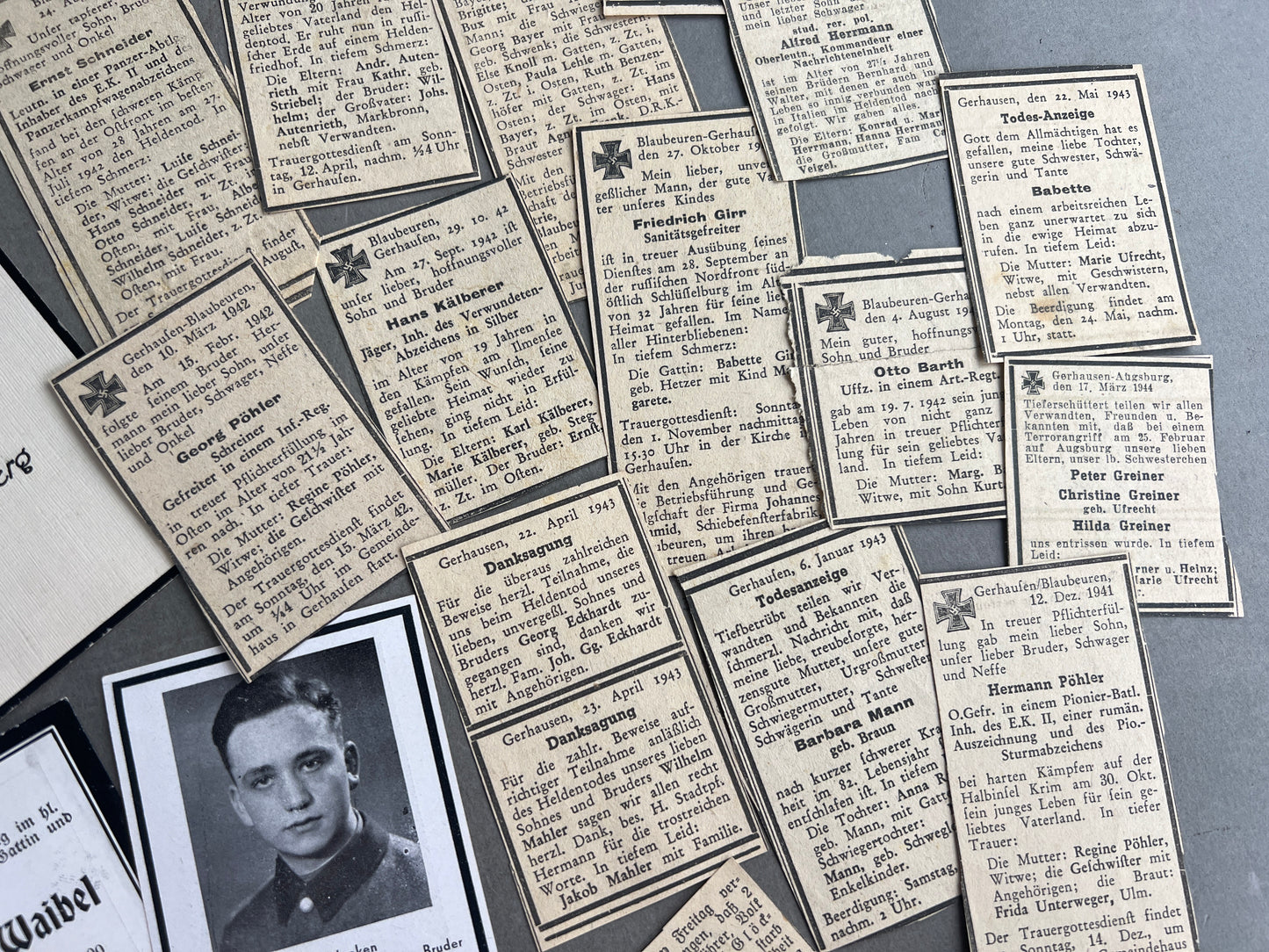 WW2 Tysk Lot af Dødsannoncer. 1 panzer og flere med medaljer. 25 stk. Original.