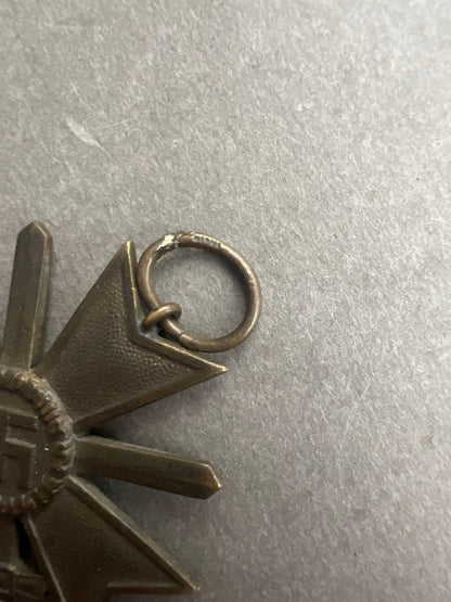 WW2 Tysk KVK 2. Klasse m. Sværd. Fremstiller i ringen. Original.