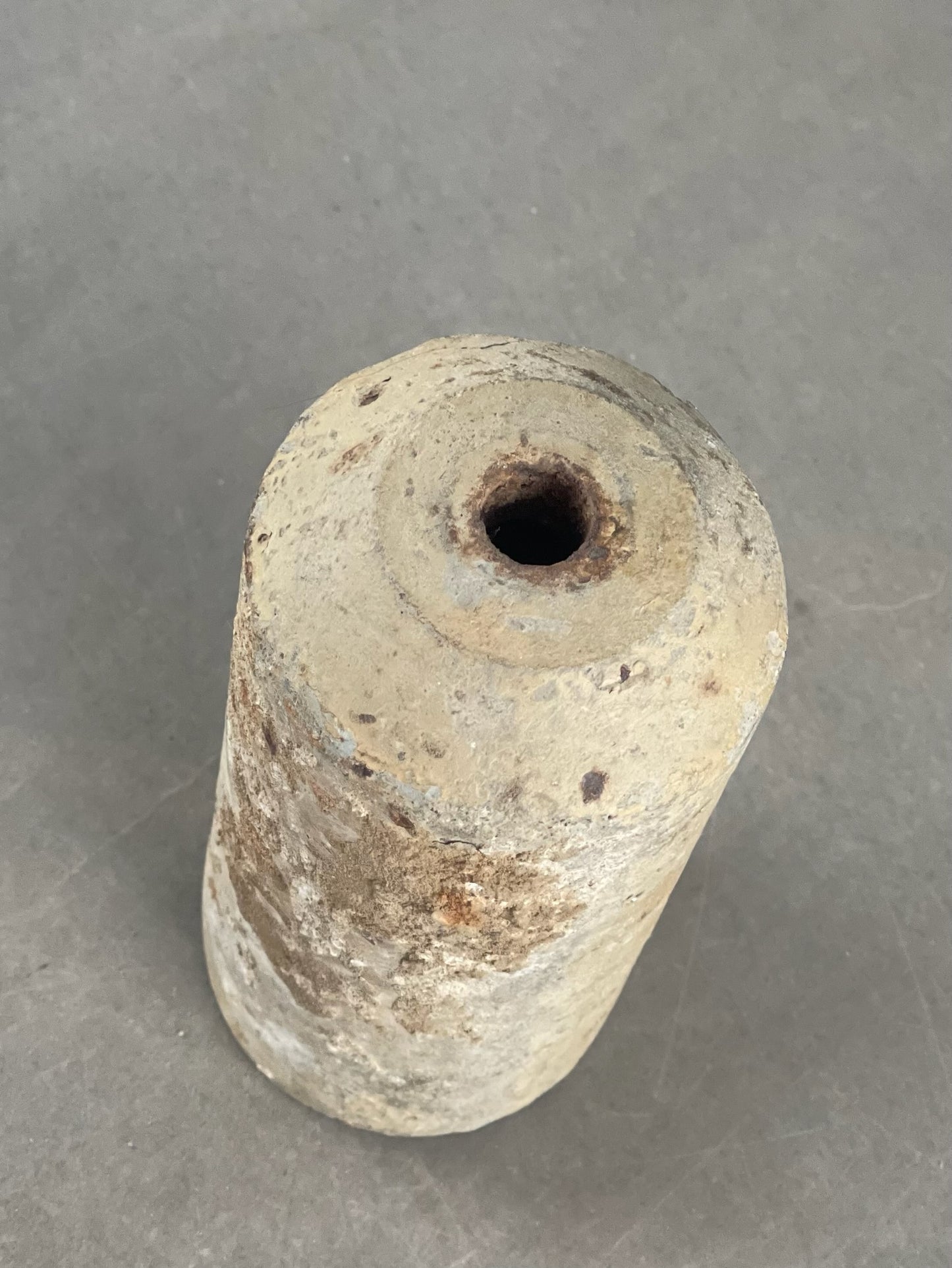 WW2 Tysk Sandfarvet "Stokmine". Tømt, kun beton. Fundet på Vestkysten. Original.