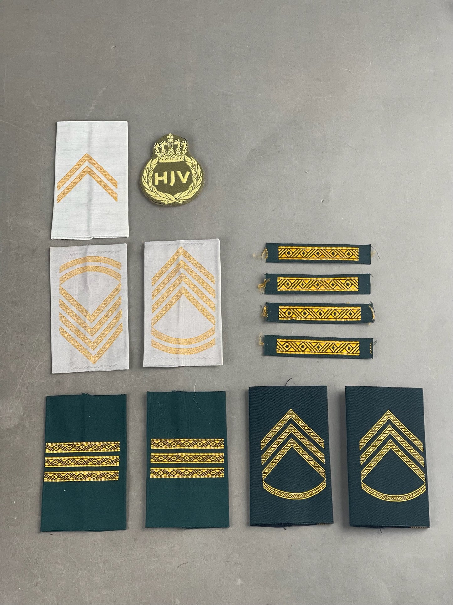 Blandet Lot af Danske Militær Stofmærker. Original.