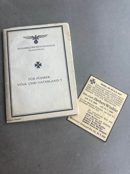 WW2 Tysk Wehrmacht Sanitäter Wehrpass i Mindeomslag, med hans dødsannonce, dødsattest mv.. Sjælden. Original.