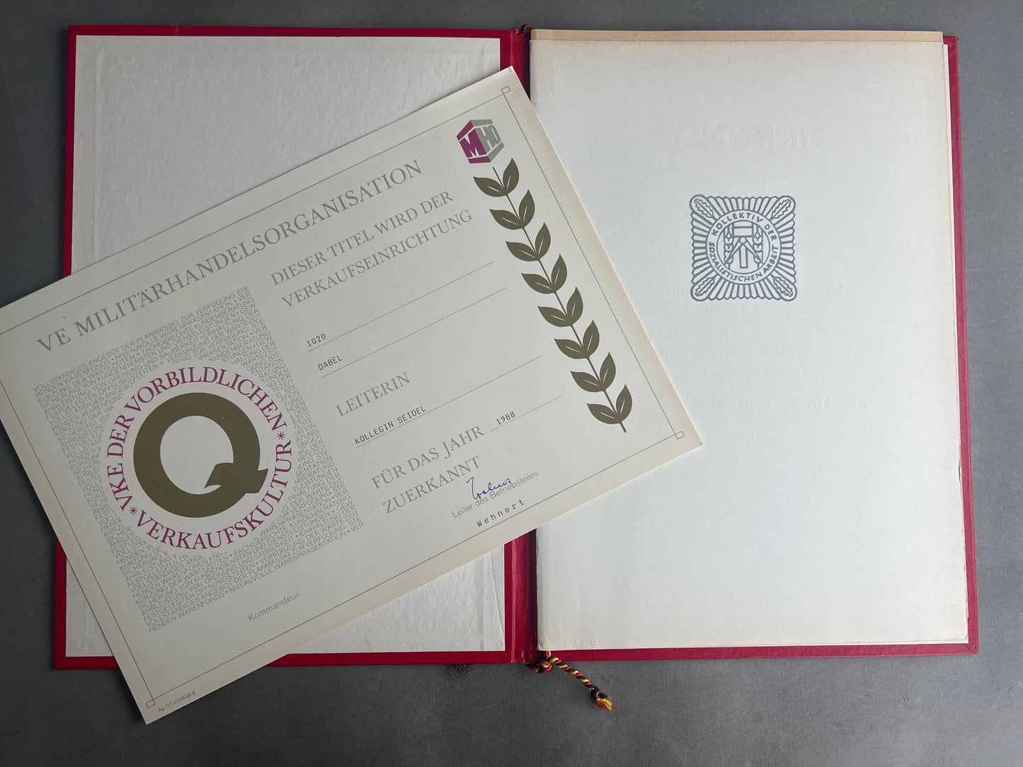 Østtysk DDR Urkunde Mappe med 2 Urkunder. Original.