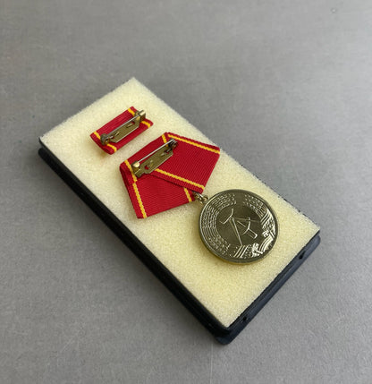 Østtysk DDR Medalje i Æske. Original.