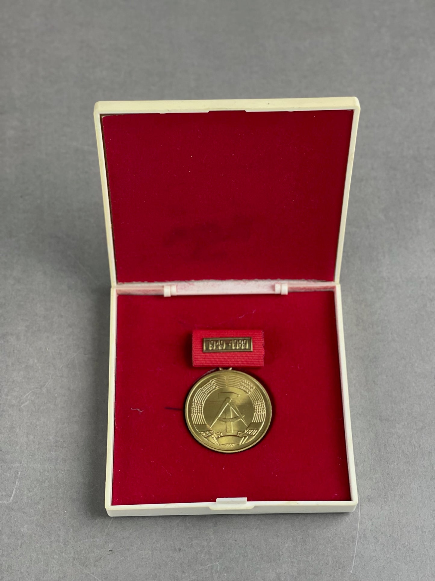 Østtysk DDR Medalje i æske. Original.