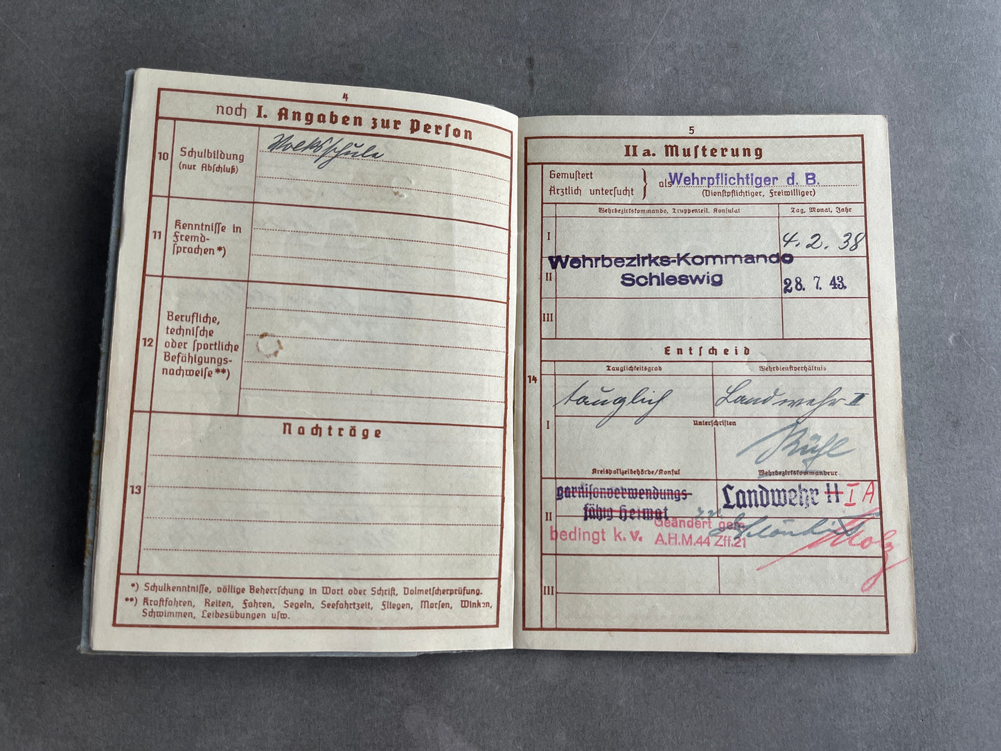 WW2 Tysk Wehrpass. Fra Flensburg med dansk efternavn "Petersen". Original.