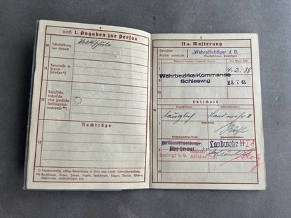 WW2 Tysk Wehrpass. Fra Flensburg med dansk efternavn "Petersen". Original.