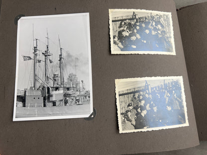 WW2 Tysk Kriegsmarine Fotoalbum. Gode billeder af soldater, skibe, træning, mv. 59 billeder. Original.
