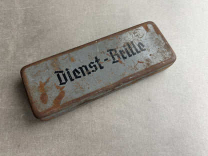 WW2 Tysk Heer "Dienst-Brille" i Æske. Med Brille og Fremstiller. Original.