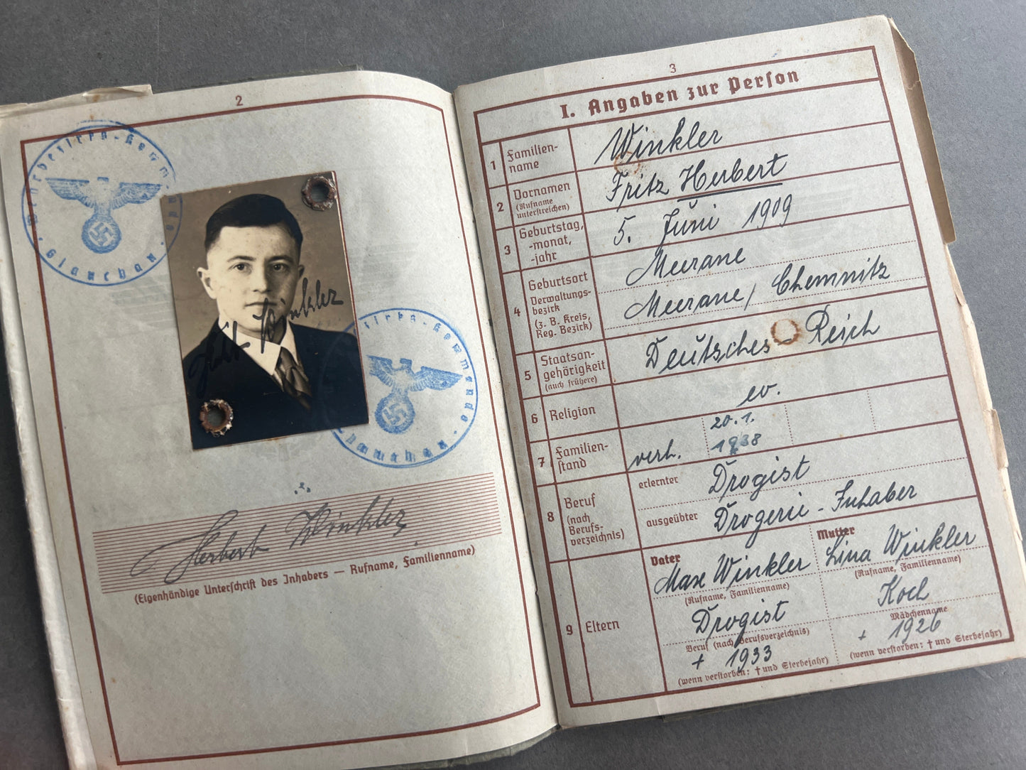 WW2 Tysk Wehrmacht Sanitäter Wehrpass i Mindeomslag, med hans dødsannonce, dødsattest mv.. Sjælden. Original.