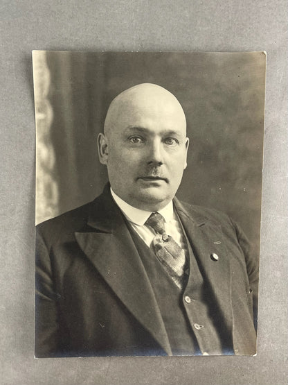 WW2 Tysk NSDAP Studiefoto. Med NSDAP Mærke på reversen. A5 størrelse. Original.