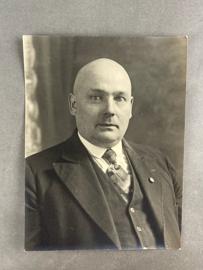 WW2 Tysk NSDAP Studiefoto. Med NSDAP Mærke på reversen. A5 størrelse. Original.