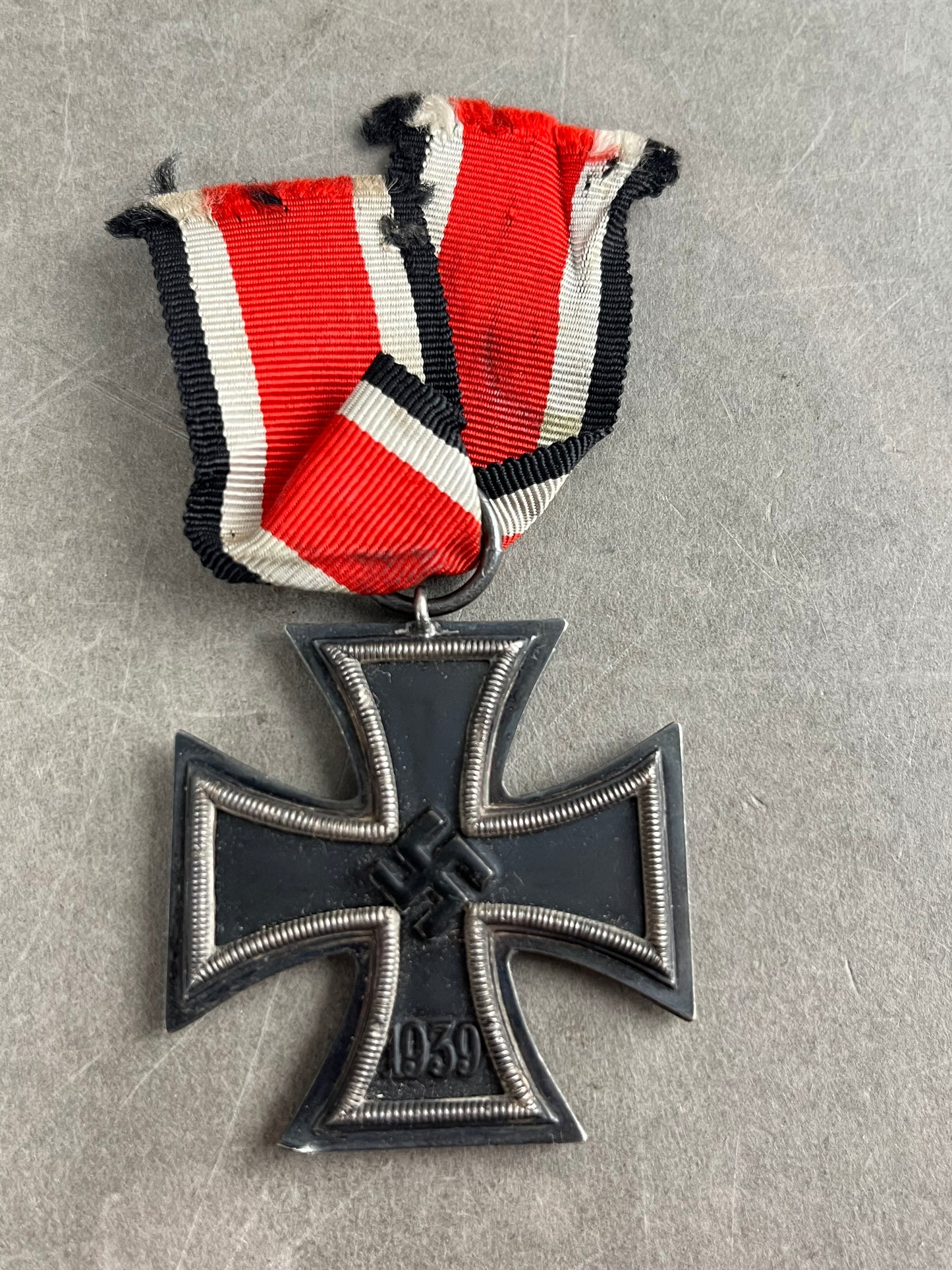 WW2 Tysk Jernkors 2. Klasse. Stemplet fremstiller "65" i ringen. Original.