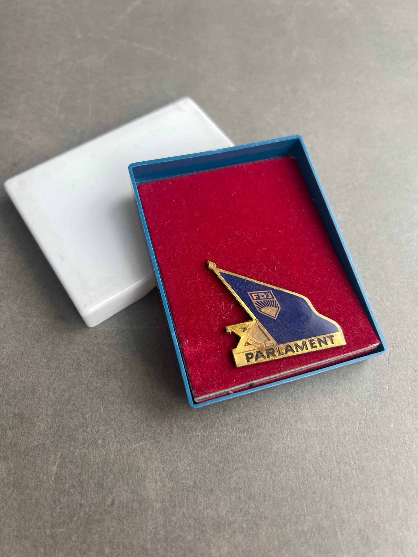 Østtysk DDR Medalje/Pin i æske. Original.