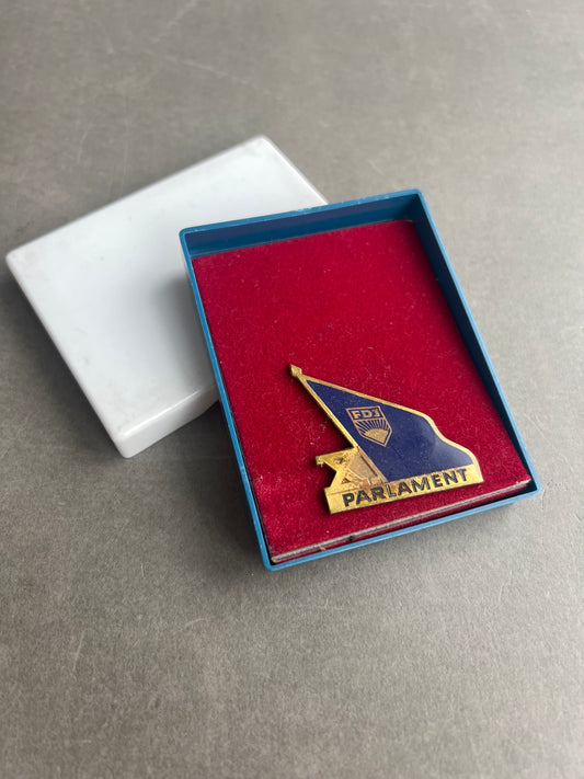 Østtysk DDR Medalje/Pin i æske. Original.