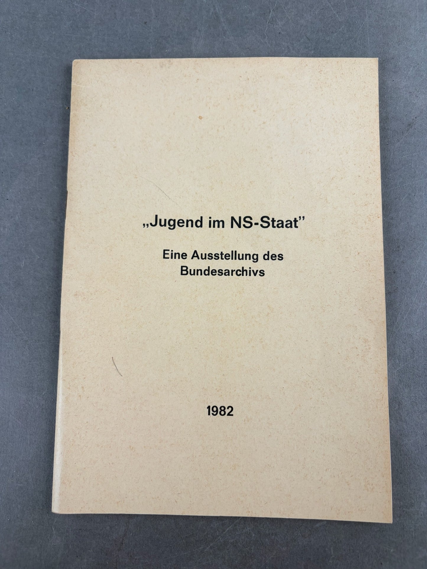 Tysk "Jugend im NS-Staat" fra 1982. Original.