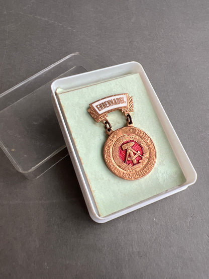 Østtysk DDR Medalje i æske. Original.