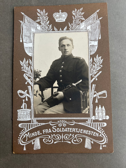 Ældre Dansk Militær/Soldater Foto. Med Gevær M1889 Bajonet. Original.