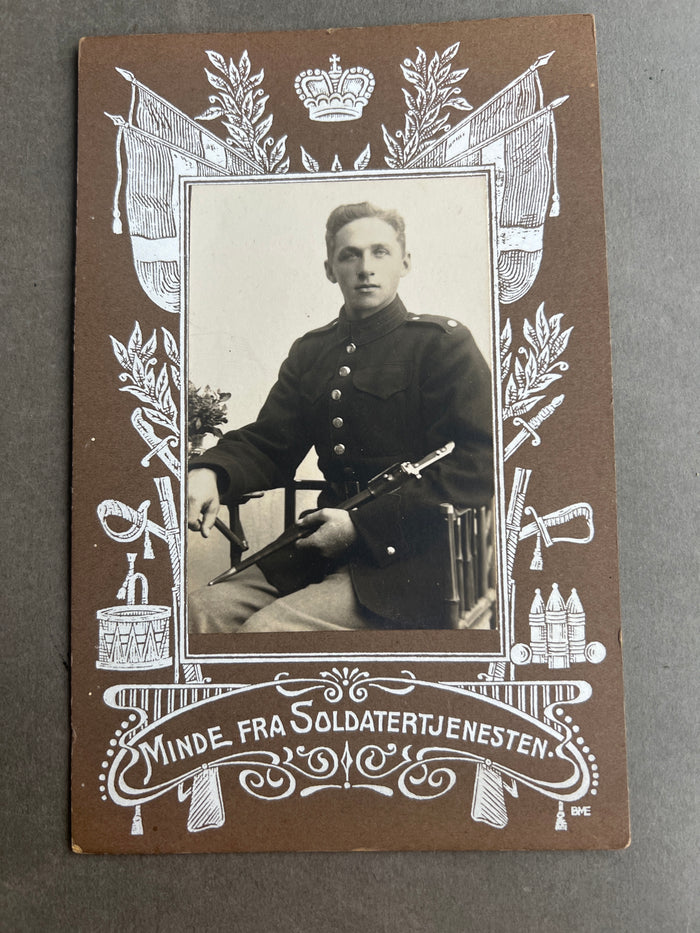 Ældre Dansk Militær/Soldater Foto. Med Gevær M1889 Bajonet. Original.