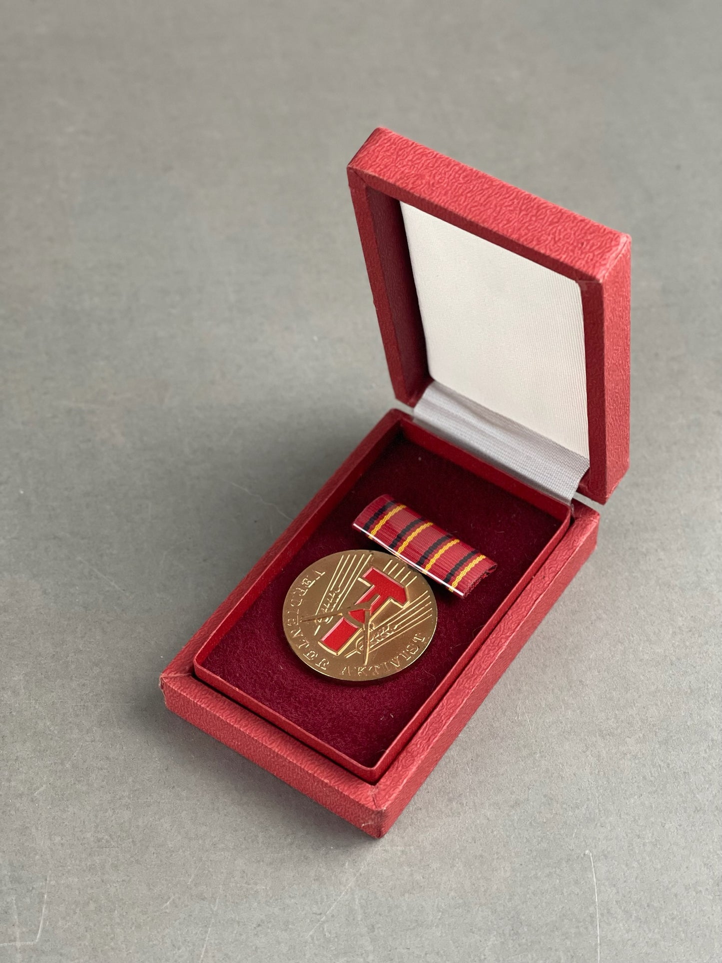 Østtysk DDR Medalje i æske. Original.