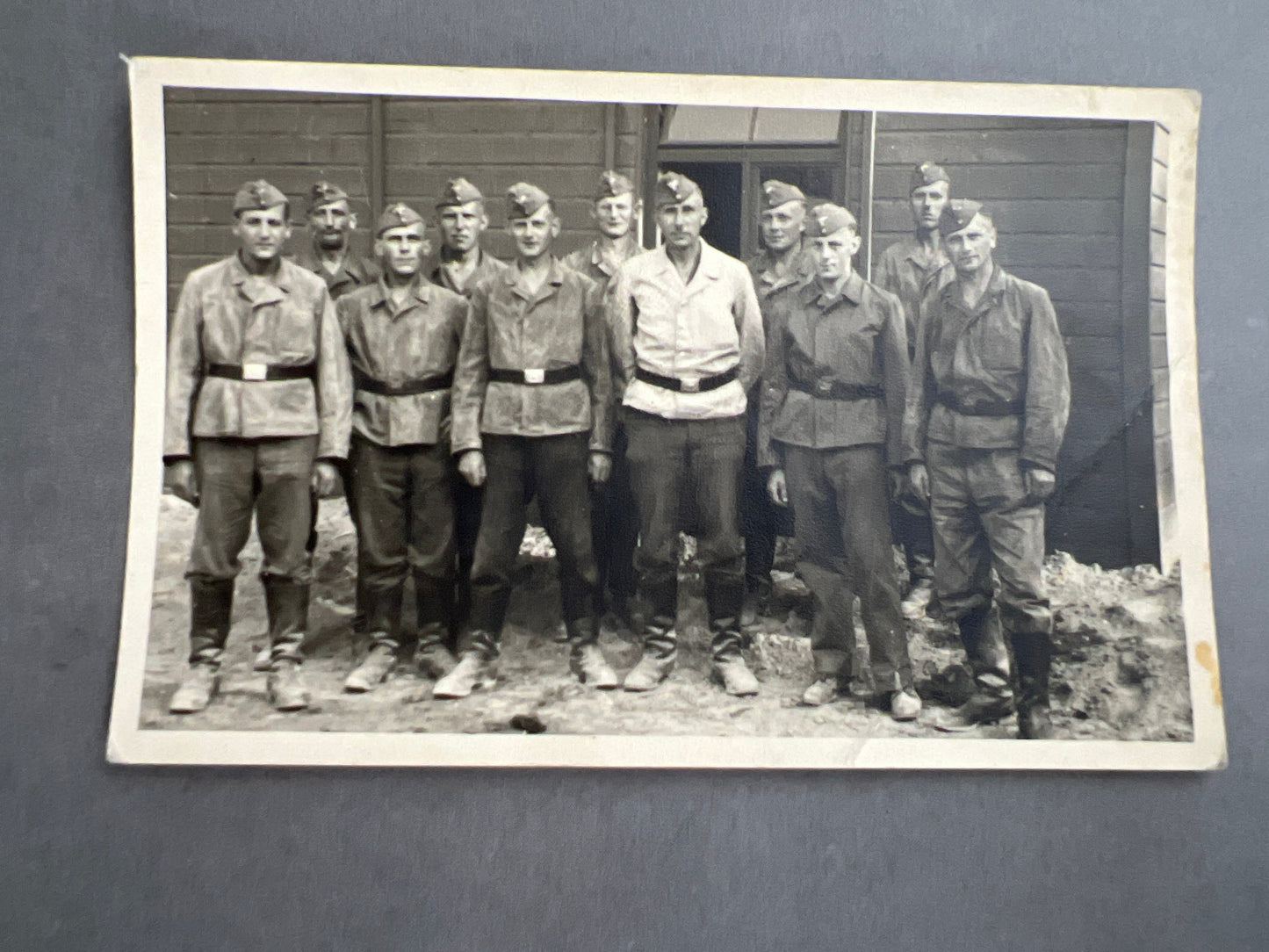 WW2 Tysk Luftwaffe Foto-Postkort. I Kampuniformer med skråhue. Original.