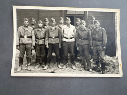 WW2 Tysk Luftwaffe Foto-Postkort. I Kampuniformer med skråhue. Original.