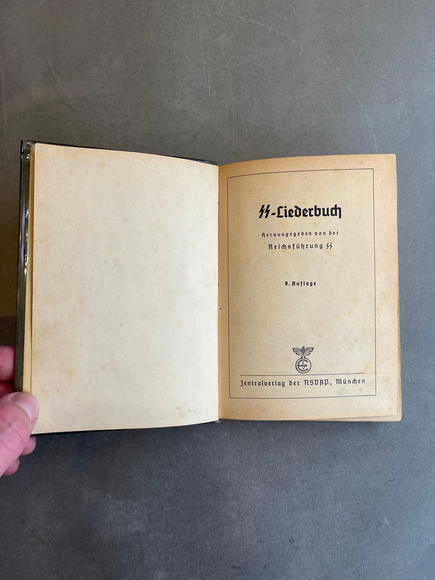 WW2 Tysk Waffen-SS "Liederbuch". Indbundet i beskyttende "bogplast". Original.
