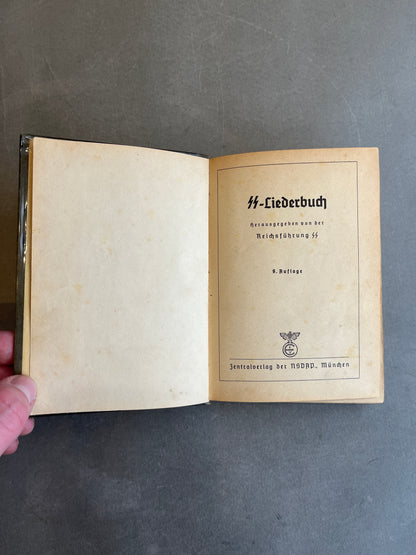 WW2 Tysk Waffen-SS "Liederbuch". Indbundet i beskyttende "bogplast". Original.