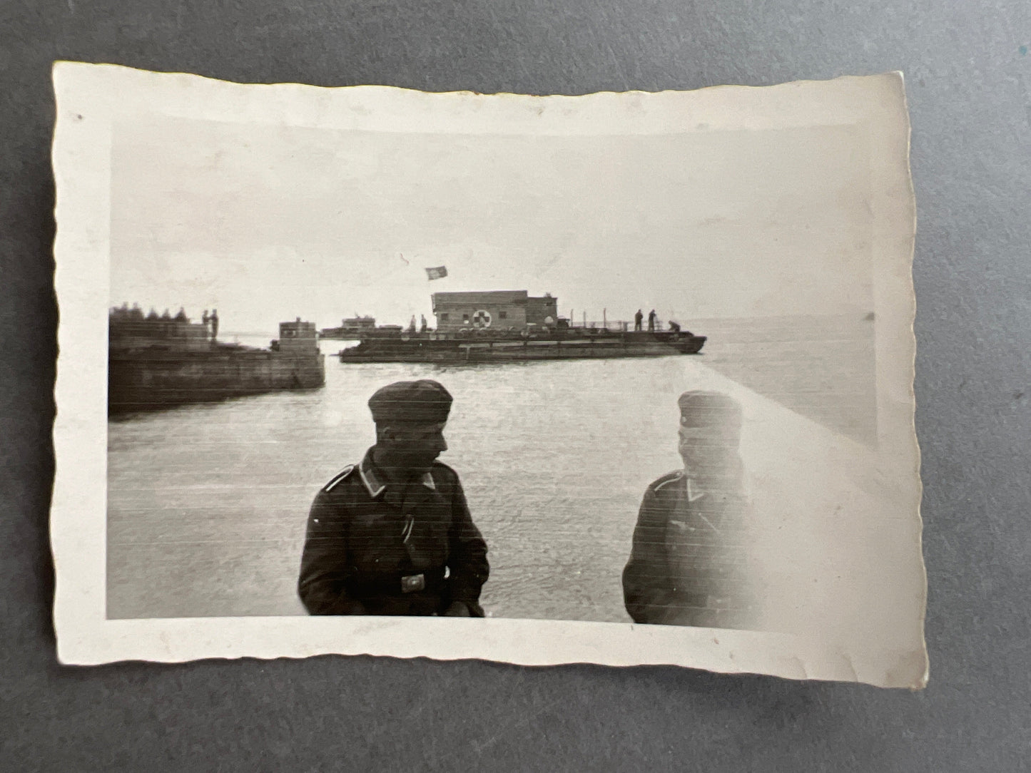 WW2 Tysk Interessant Wehrmacht/Kriegsmarine Foto med flydende Lazaret. Original.
