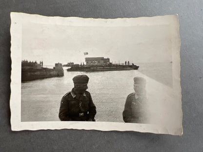 WW2 Tysk Interessant Wehrmacht/Kriegsmarine Foto med flydende Lazaret. Original.