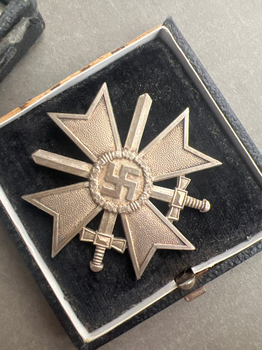 WW2 Tysk Kriegsverdienstkreuz 1. Klasse i Æske. Fremstiller L/11. Original.