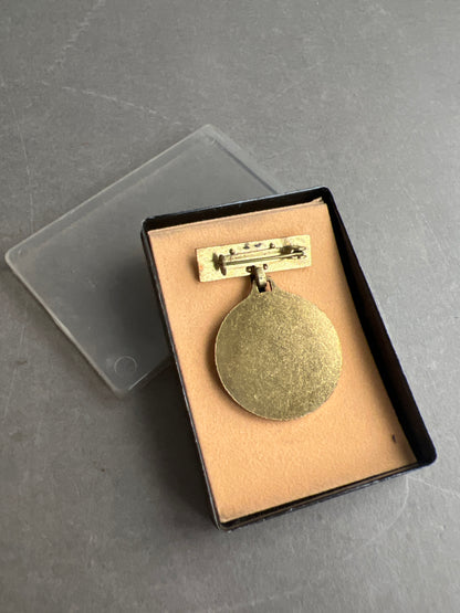 Østtysk DDR Medalje/Pin i æske. Original.