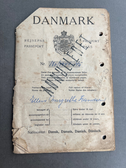 WW2 Dansk Rejsepas med tyske stempler. Original.