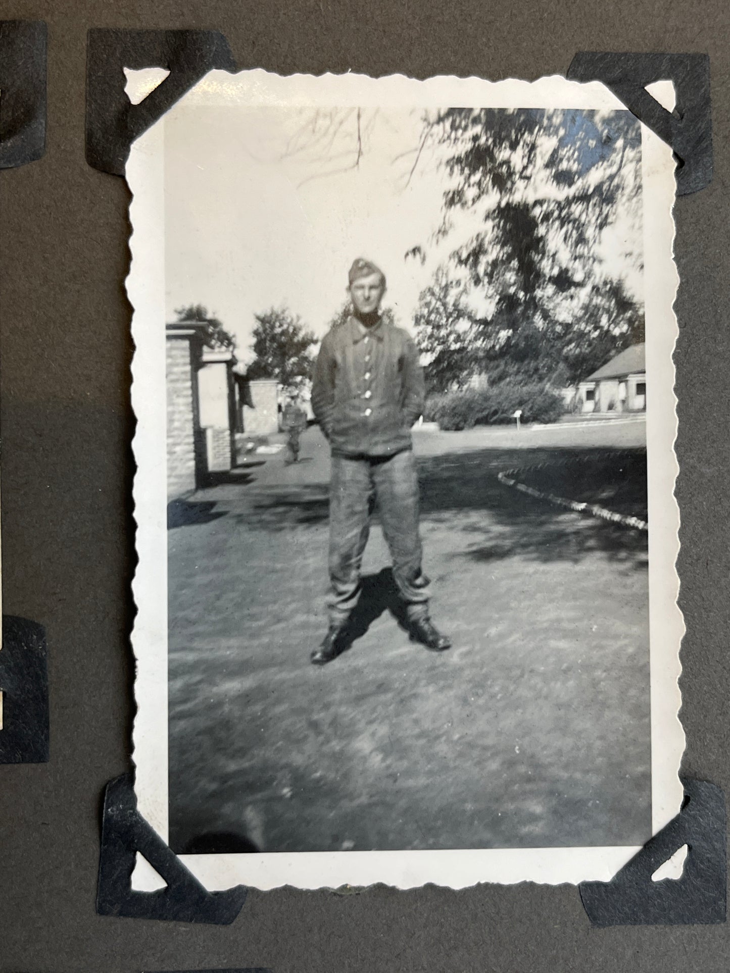 WW2 Tysk Waffen-SS Fotos. Fra Fotoalbum. 13 stk. Skråhuer, hjelme, bæltespænder mv. Original.