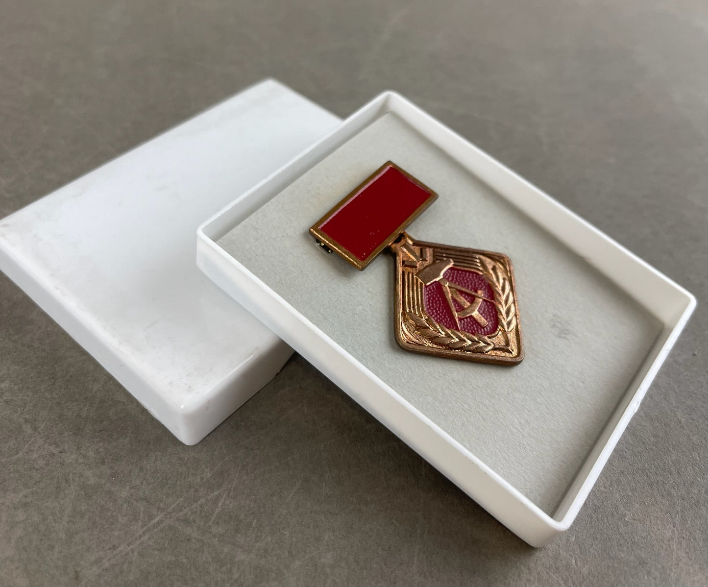 Østtysk DDR Medalje i Æske. Original.