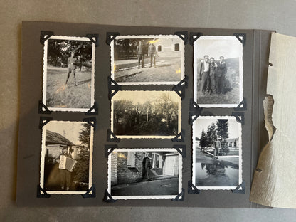 WW2 Tysk Waffen-SS Fotos. Fra Fotoalbum. 13 stk. Skråhuer, hjelme, bæltespænder mv. Original.