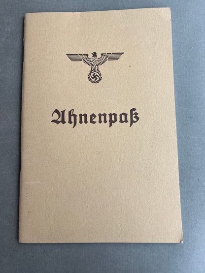 WW2 Tysk NSDAP "Ahnenpass". Sjælden. Original.
