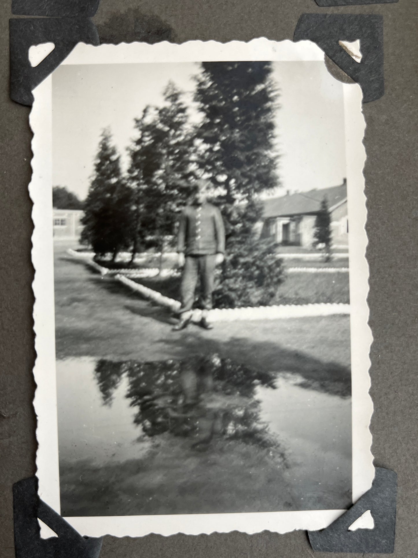 WW2 Tysk Waffen-SS Fotos. Fra Fotoalbum. 13 stk. Skråhuer, hjelme, bæltespænder mv. Original.