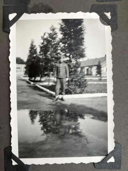 WW2 Tysk Waffen-SS Fotos. Fra Fotoalbum. 13 stk. Skråhuer, hjelme, bæltespænder mv. Original.