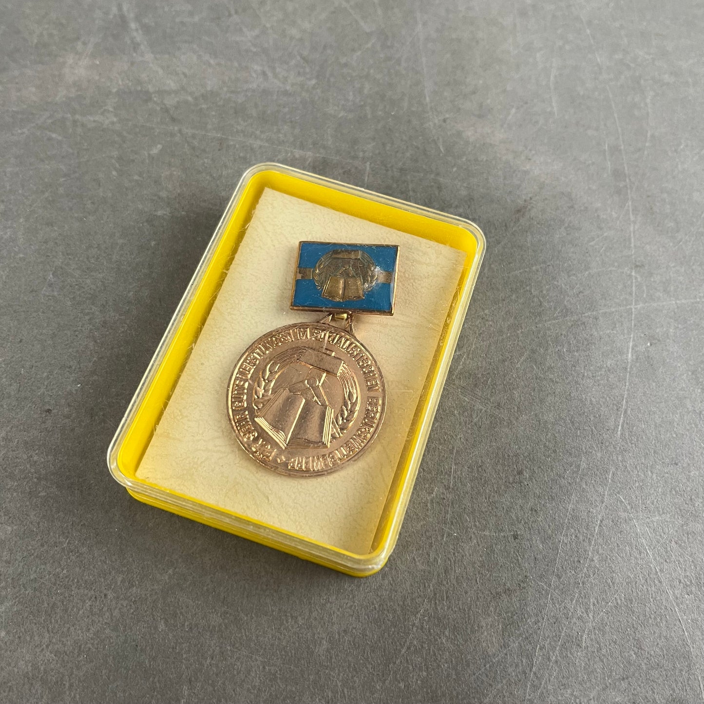 Østtysk DDR Medalje i æske. Original.