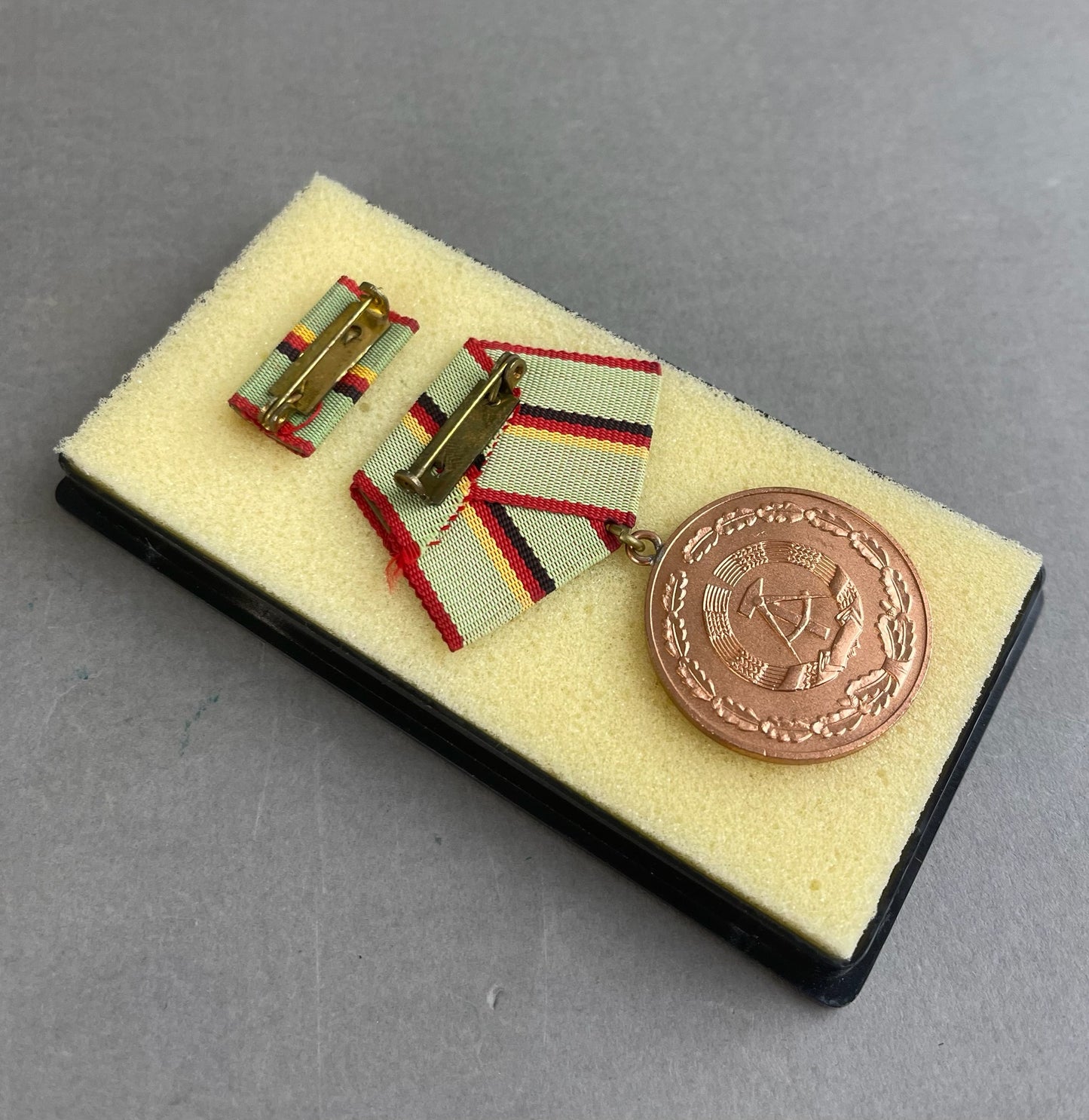 Østtysk DDR Medalje i Æske. Original.