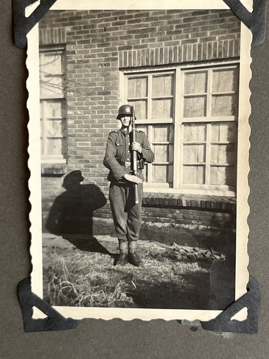WW2 Tysk Waffen-SS Fotos. Fra Fotoalbum. 13 stk. Skråhuer, hjelme, bæltespænder mv. Original.