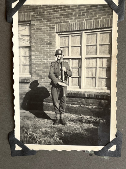 WW2 Tysk Waffen-SS Fotos. Fra Fotoalbum. 13 stk. Skråhuer, hjelme, bæltespænder mv. Original.