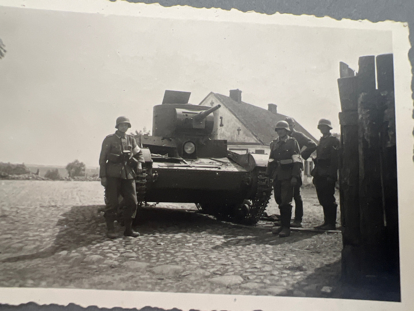WW2 Tysk Wehrmacht Privatfotos fra Østfronten med russisk Panzer. 2 Sanitäter soldater med armbind og forbindingstasker. Original.