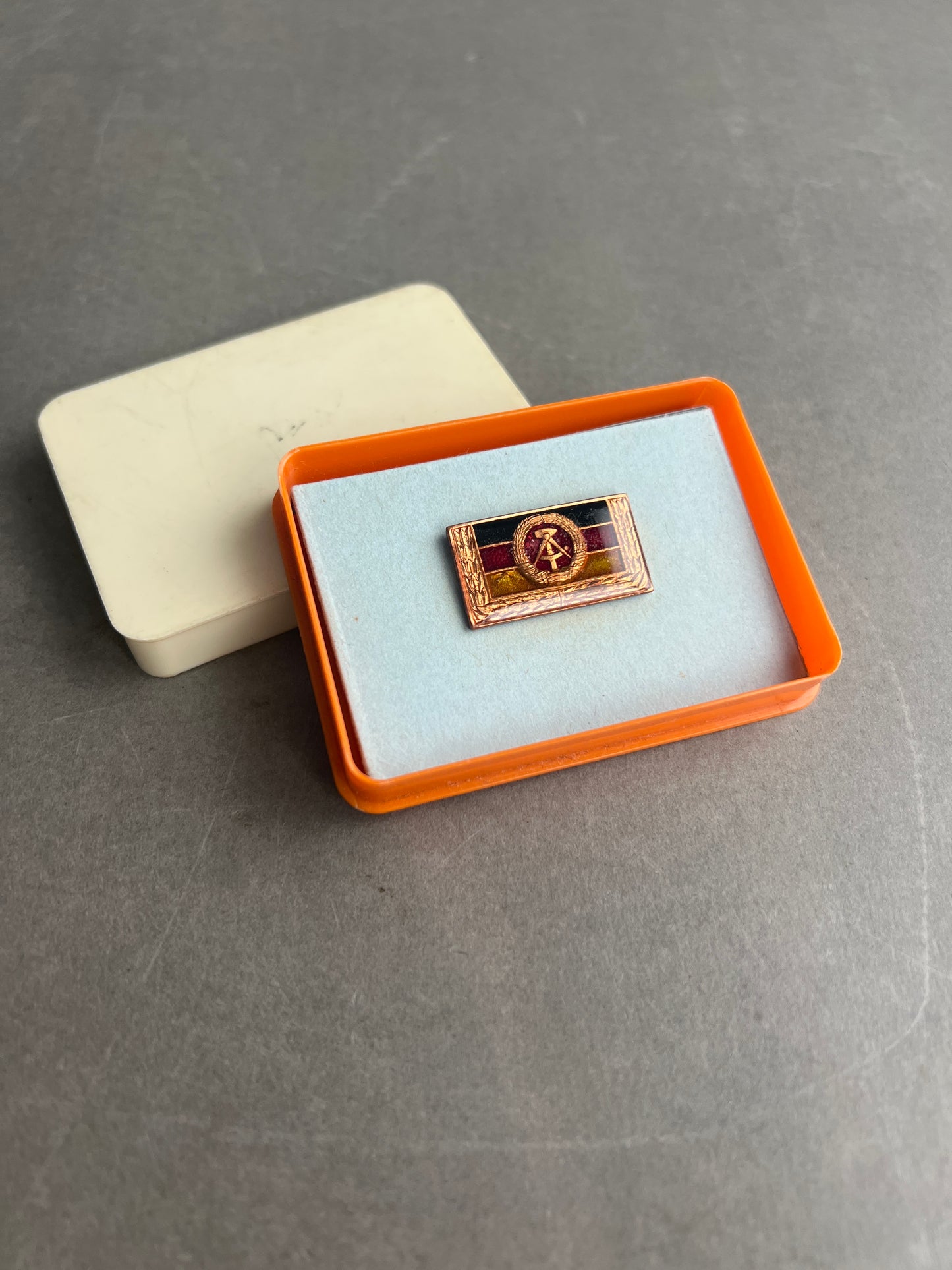 Østtysk DDR Medalje/Pin i æske. Original.