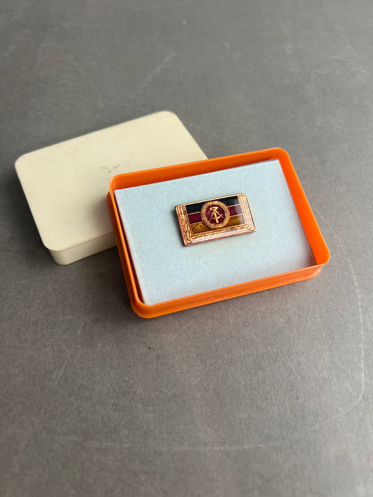 Østtysk DDR Medalje/Pin i æske. Original.