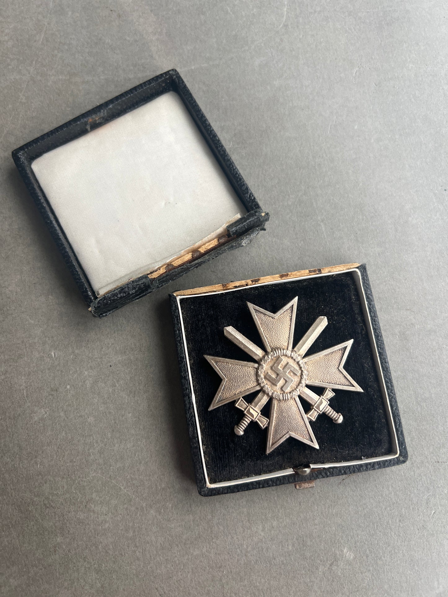 WW2 Tysk Kriegsverdienstkreuz 1. Klasse i Æske. Fremstiller L/11. Original.