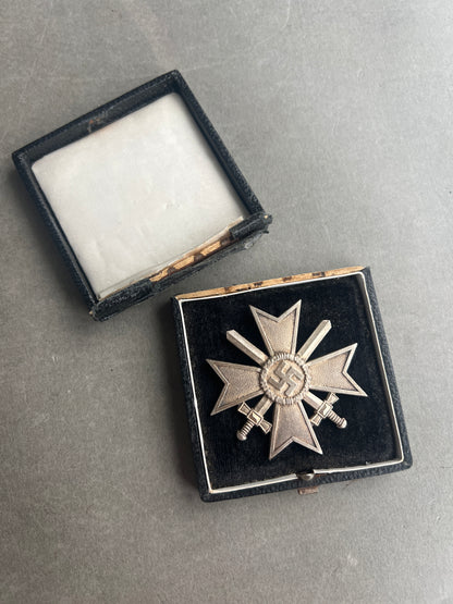 WW2 Tysk Kriegsverdienstkreuz 1. Klasse i Æske. Fremstiller L/11. Original.