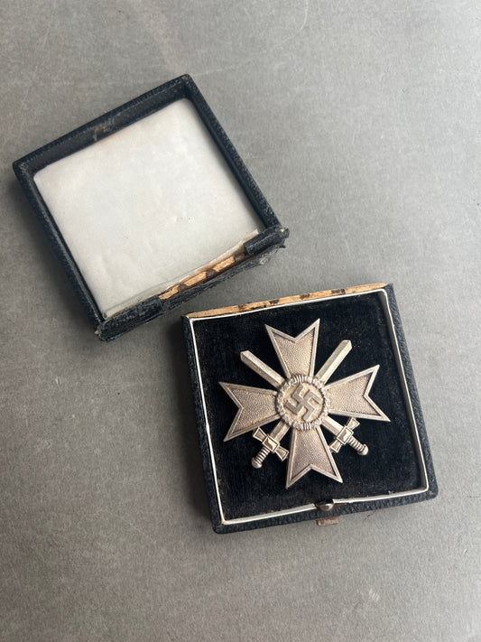 WW2 Tysk Kriegsverdienstkreuz 1. Klasse i Æske. Fremstiller L/11. Original.